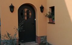 Hier eine wunderschöne dunkle Haustür in anthrazit mit Rundbogen und Glas  fertig montiert.