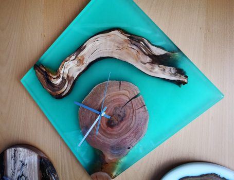 Eine weitere Uhr mit Kirschbaum, Wurzelholz und grün gefärbtes Epoxidharz. 