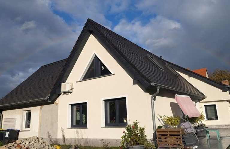 Hier sehen Sie andere  Bauelemente wie Innentüren und dunkle Fensterrahmen. 